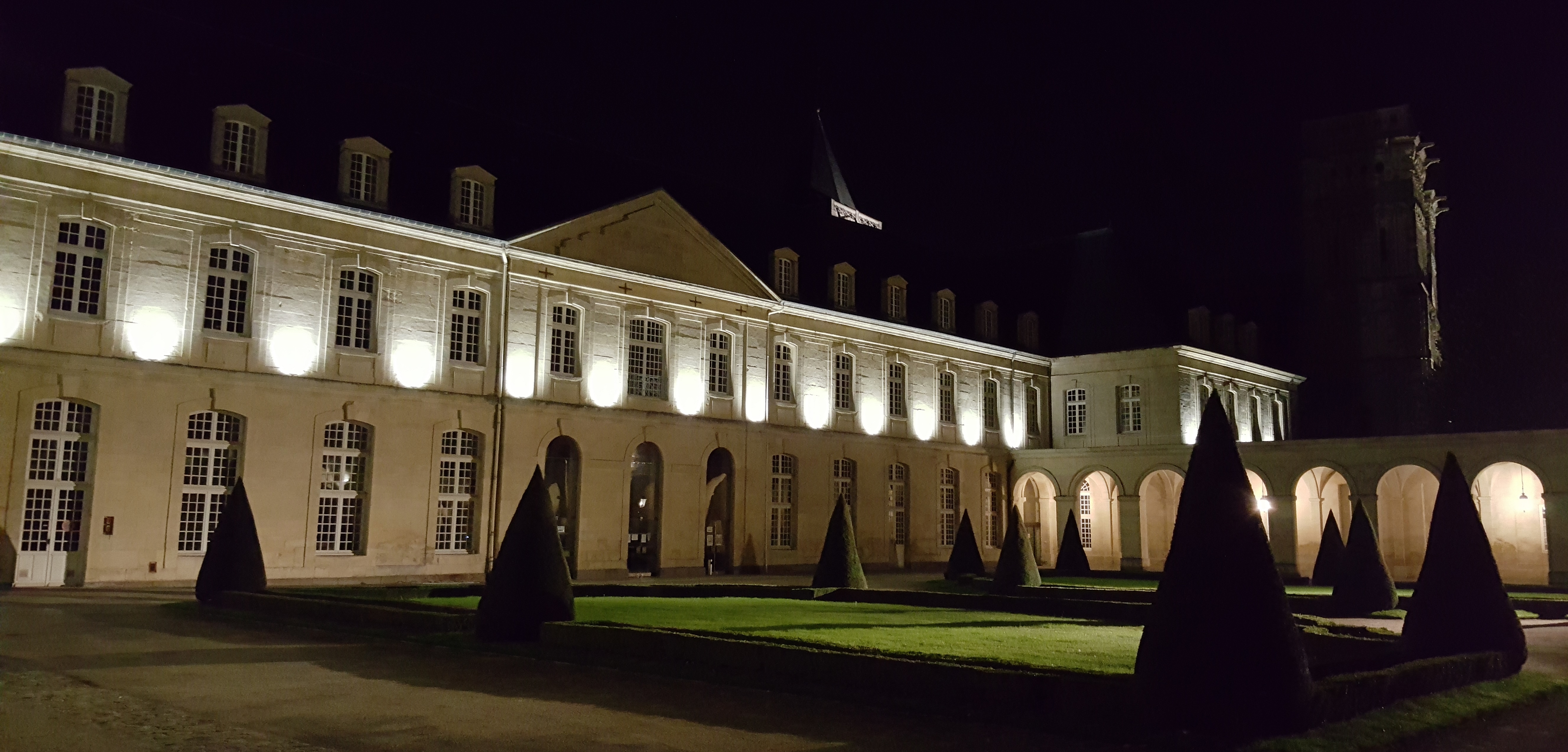 Cour extérieure de l'abbaye aux dames